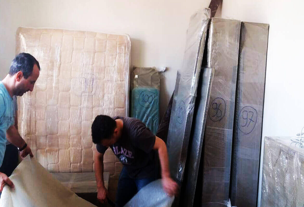 paketlem yapan işçiler