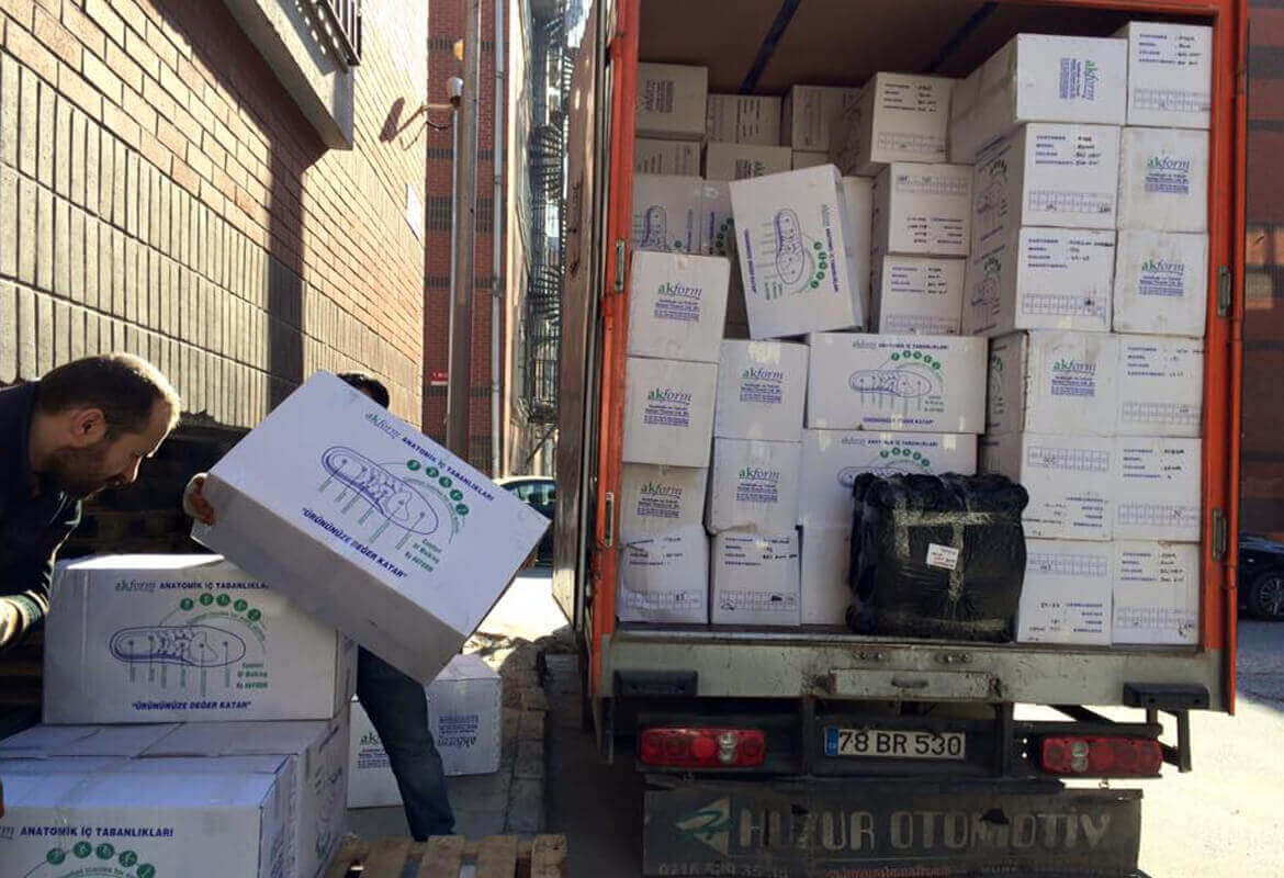 magaza ürünleri taşıyan elemanlar